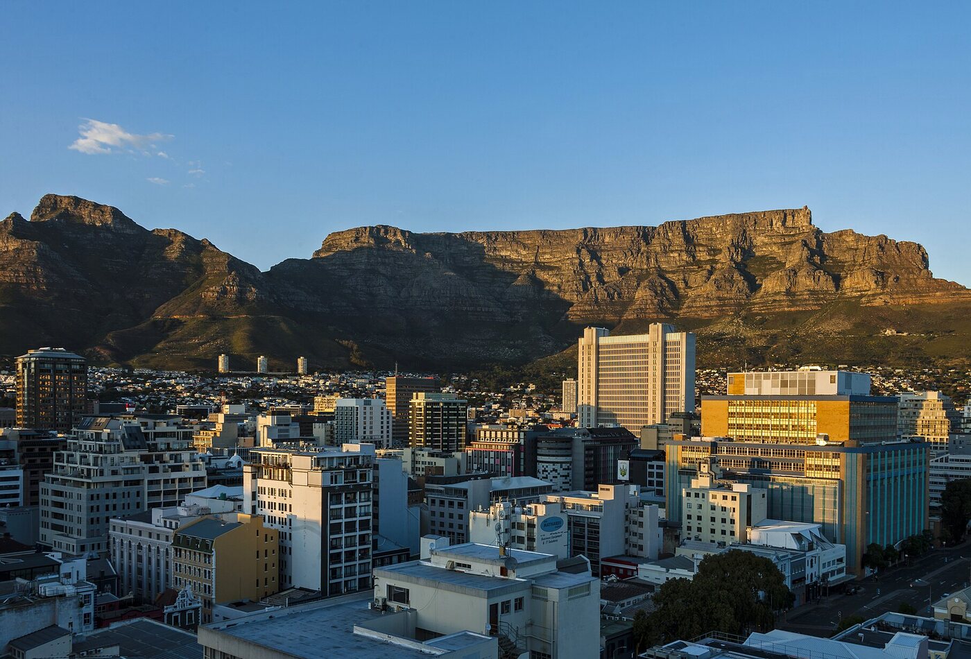 Cape Town как Africa city and nature base