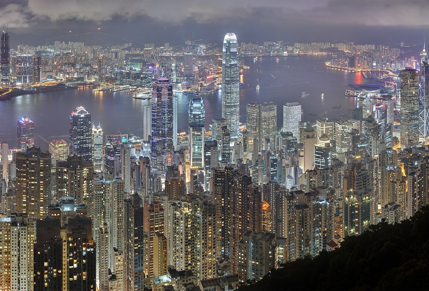 Hong Kong night skyline для city-break клиента